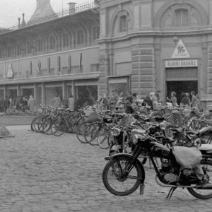 Kecskemét, Fő tér, Állami Áruház a Nagytemplom felől nézve- 1955 (Forrás: Fortepan/Urbán Tamás)
